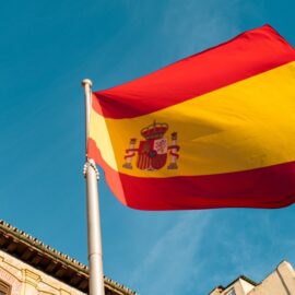 España anuncia ajustes en proceso de residencia para extranjeros: atentos migrantes colombianos