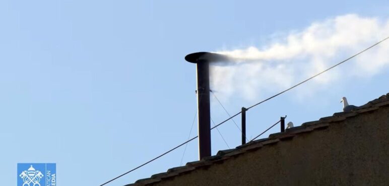'Habemus Papam': ya hay humo blanco en la chimenea de la Capilla Sixtina
