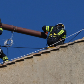 El Vaticano se prepara, instalan la chimenea del cónclave en la Capilla Sixtina