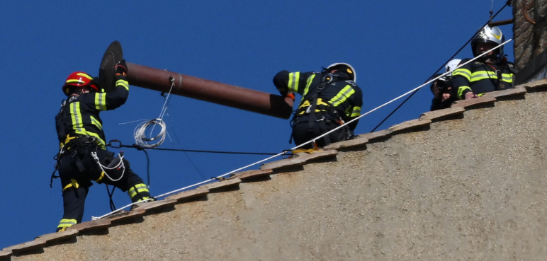 El Vaticano se prepara, instalan la chimenea del cónclave en la Capilla Sixtina