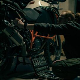 ¿Está mal echarle mucho aceite a una moto? tenga en cuenta estas razones
