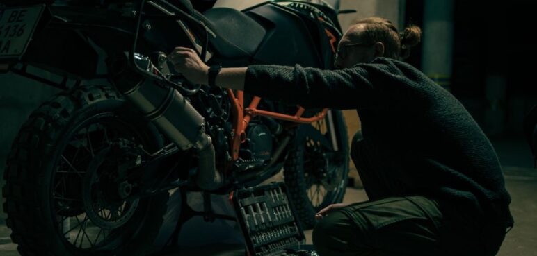 ¿Está mal echarle mucho aceite a una moto? tenga en cuenta estas razones