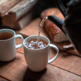 Los beneficios de cambiar el café por el té; no solo es su sabor, hay más razones