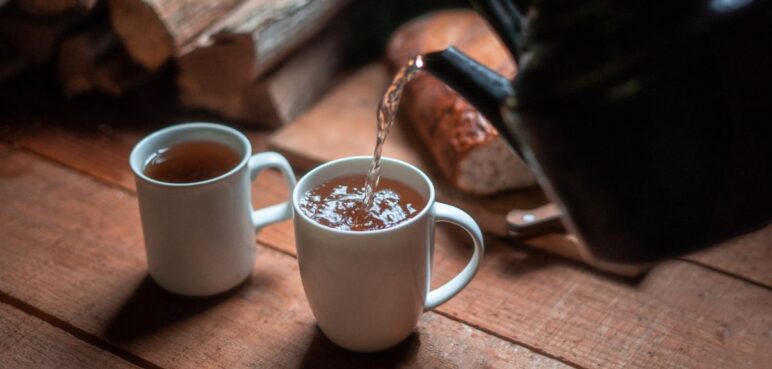 Los beneficios de cambiar el café por el té; no solo es su sabor, hay más razones