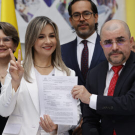 Vicky Dávila inicia oficialmente su carrera presidencial con inscripción de comité por firmas