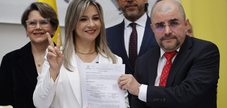 Vicky Dávila inicia oficialmente su carrera presidencial con inscripción de comité por firmas