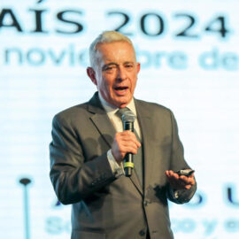 Uribe pide salir de prisión domiciliaria mientras se resuelve su apelación