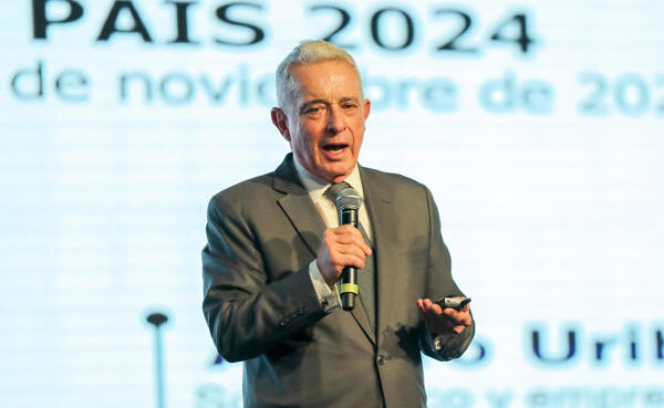 Uribe pide salir de prisión domiciliaria mientras se resuelve su apelación