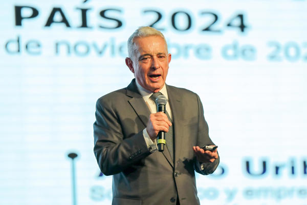 Uribe pide salir de prisión domiciliaria mientras se resuelve su apelación