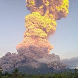 Indonesia en alerta tras nueva erupción del volcán Lewotobi Laki-Laki