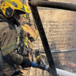 Incendio en el barrio Santa Elena: Bomberos de Cali atienden la emergencia