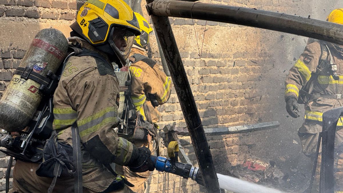 Incendio en el barrio Santa Elena: Bomberos de Cali atienden la emergencia
