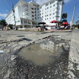 Comunidad de Prados del Norte en Cali, se une para tapar huecos