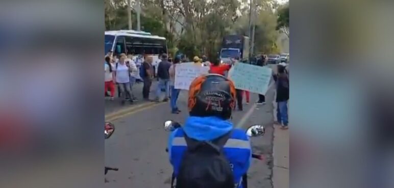 Bloqueo en la vía al mar: habitantes del corregimiento El Saladito realizan protesta