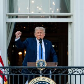Trump restringe la entrada a EE.UU. a ciudadanos venezolanos y de otras 12 nacionalidades