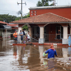 Huracán Erick causa estragos en costa de México y deja fuertes lluvias 