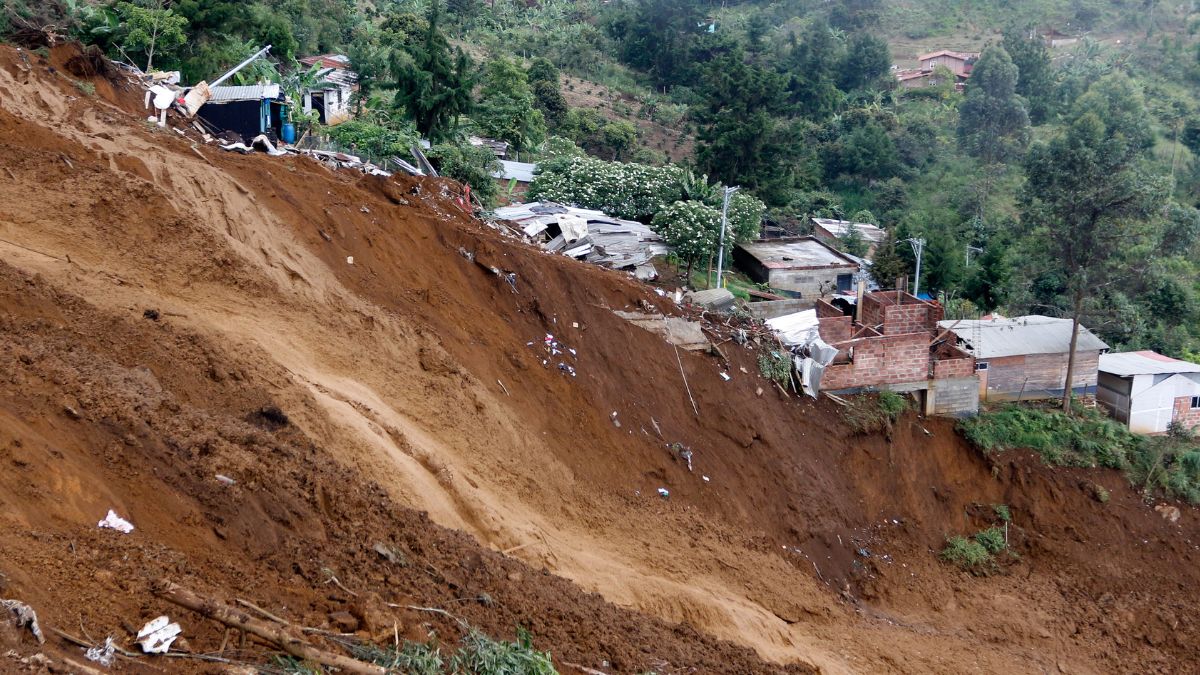 Colapsó puente ubicado en principal autopista del oeste de Venezuela tras intensas lluvias