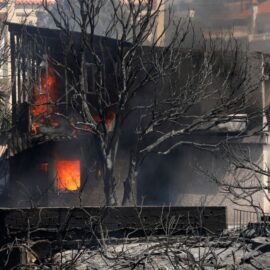 Devastador incendio a las afueras de Atenas, Grecia, obliga a evacuar a cientos de personas