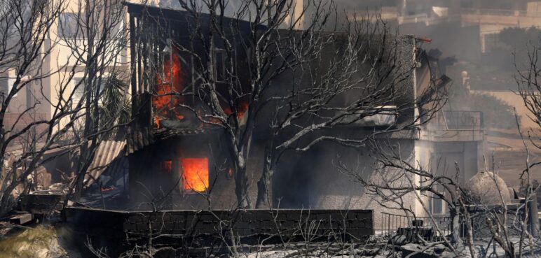 Devastador incendio a las afueras de Atenas, Grecia, obliga a evacuar a cientos de personas