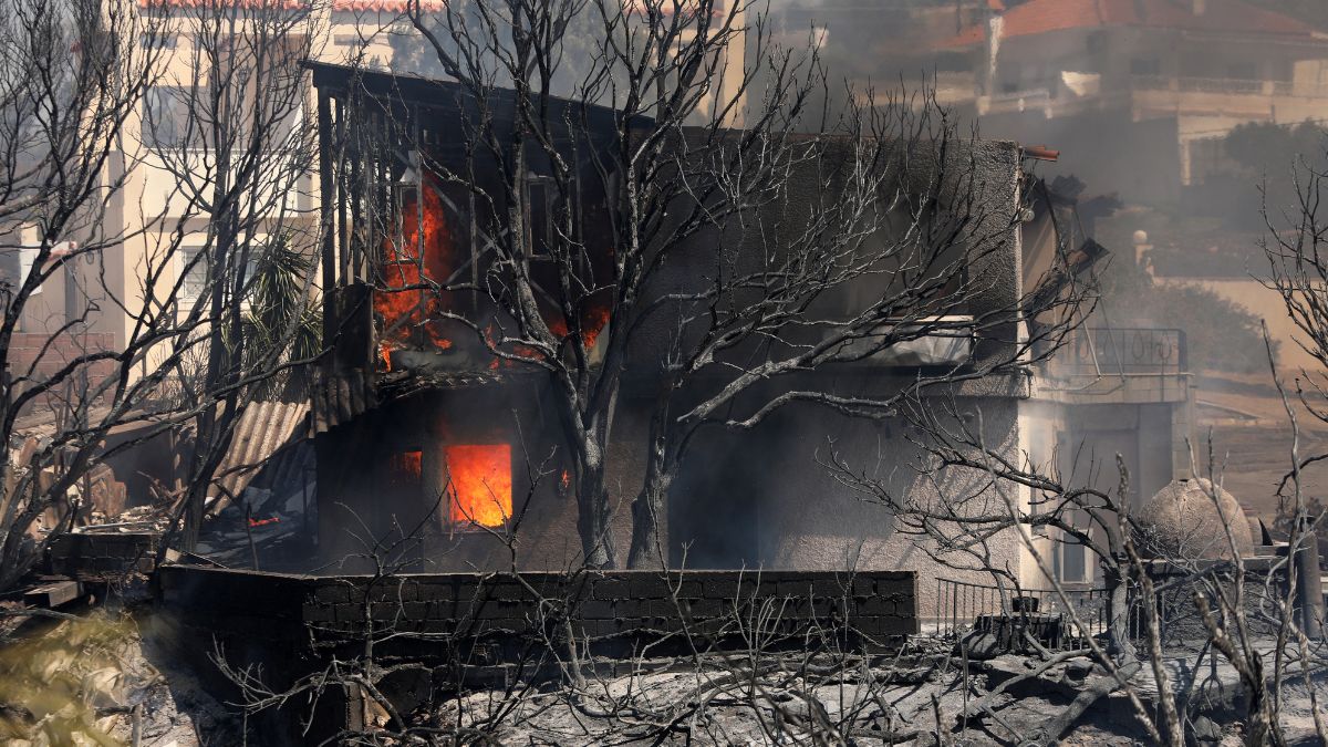 Devastador incendio a las afueras de Atenas, Grecia, obliga a evacuar a cientos de personas