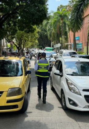¿Cuál es la velocidad máxima en la que se pueden movilizar motos y carros en Cali?