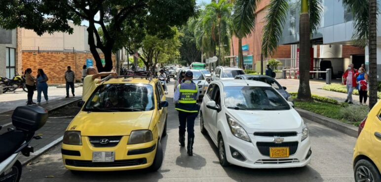 ¿Cuál es la velocidad máxima en la que se pueden movilizar motos y carros en Cali?