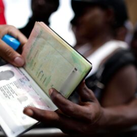 Imputan cargos a miembros de red colombiana por presunta falsificación de datos para visados de EE.UU.  
