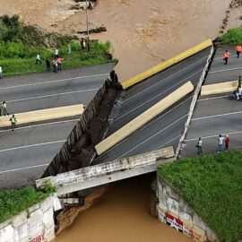 Colapsó puente ubicado en principal autopista del oeste de Venezuela tras intensas lluvias