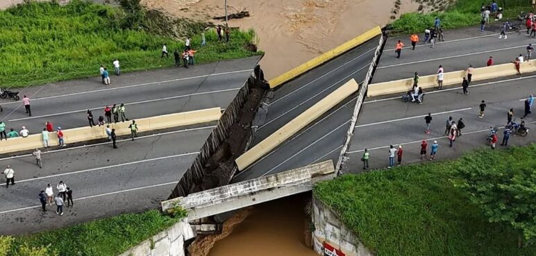 Colapsó puente ubicado en principal autopista del oeste de Venezuela tras intensas lluvias