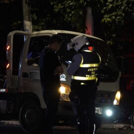 Polémica por operativo nocturno de movilidad en Cali: grúa bloqueó paso en vía