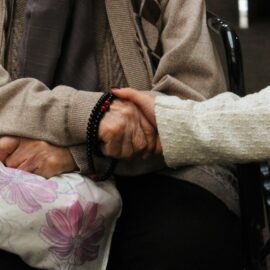 Olvidados en la vejez: la dura realidad del adulto mayor en Cali