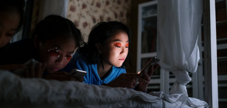 Estudio reveló el largo tiempo que dedican los jóvenes al celular