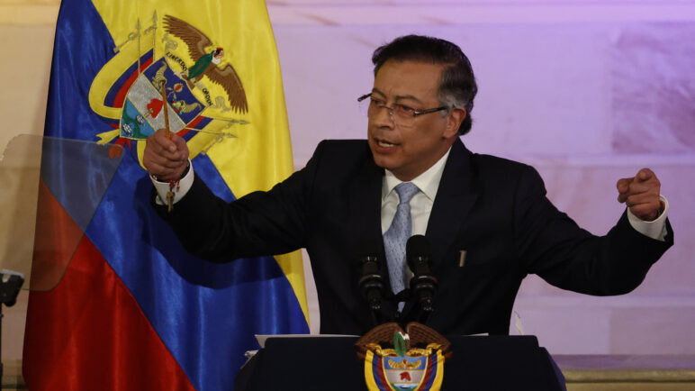 Petro afirma que exportar carbón colombiano a Israel es un desafío a su Gobierno