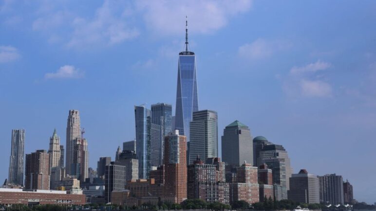 Nueva York tendrá más presencia de agentes migratorios tras el ataque a oficial de Aduanas