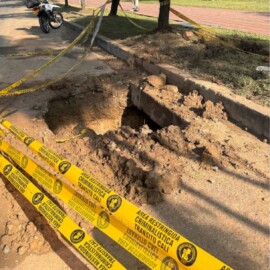 Agente de tránsito cayó a un hueco ubicado en la Carrera 8va, centro de Cali
