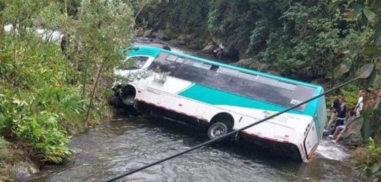 Más de 30 personas lesionadas en accidente en carreteras del Quindío: bus se fue a un río