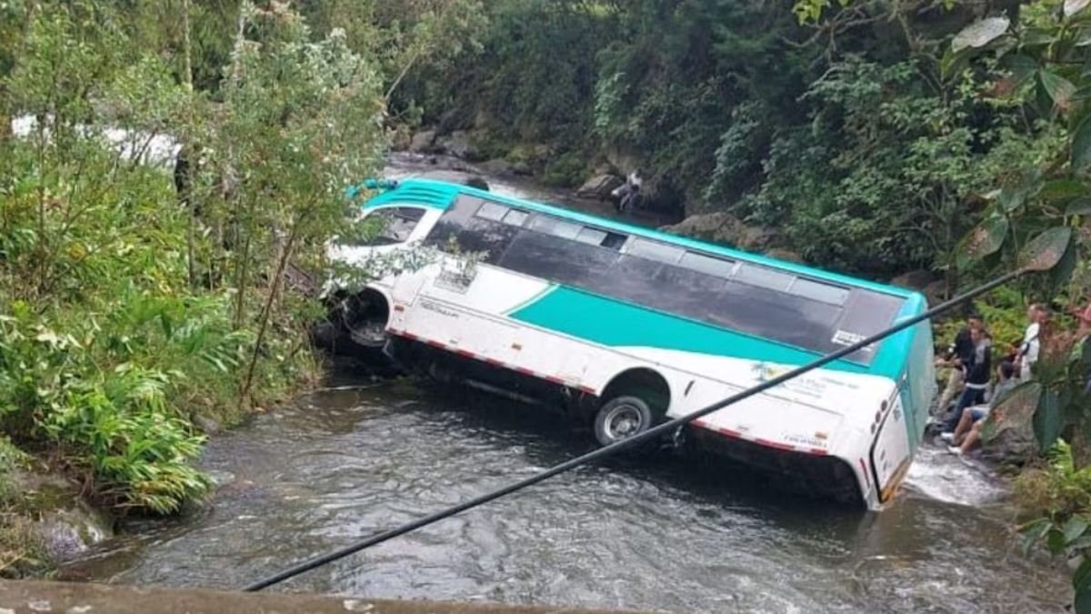 Más de 30 personas lesionadas en accidente en carreteras del Quindío: bus se fue a un río