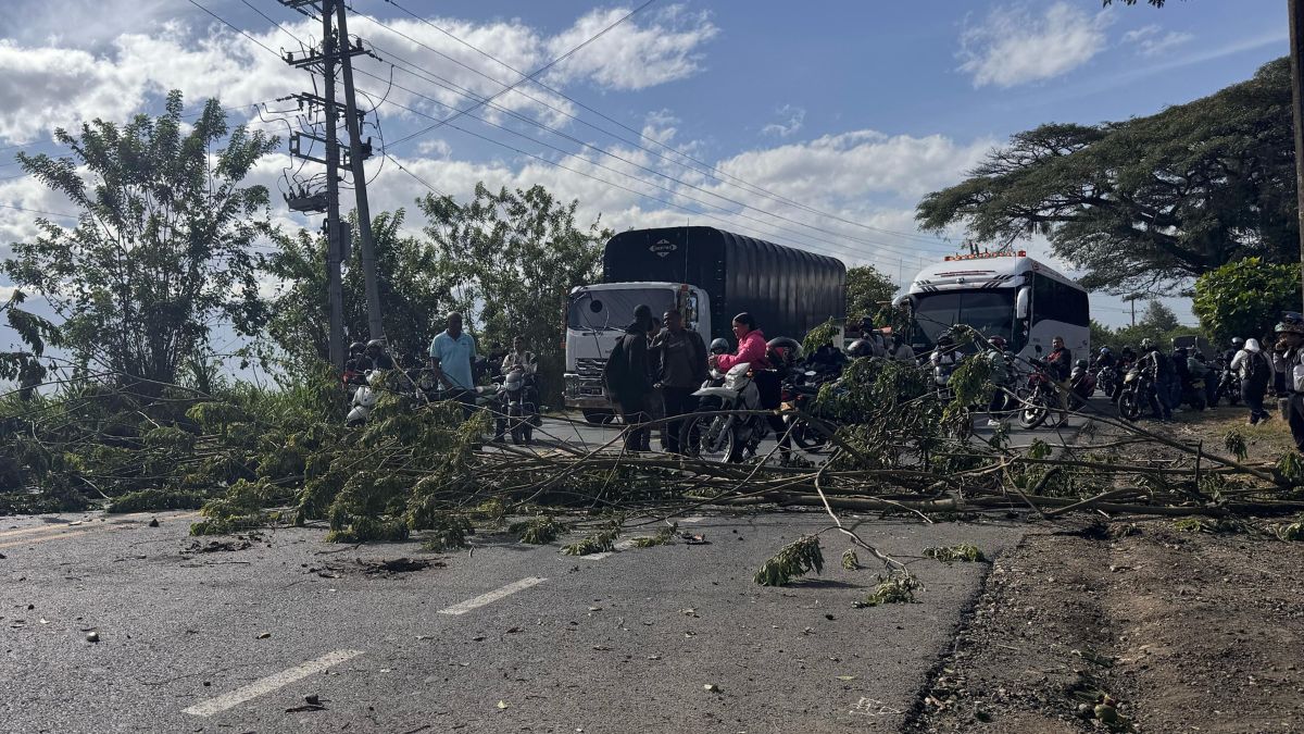Comunidad bloquea vía en el sector de El Cabuyal, Candelaria: Estas serían la razones