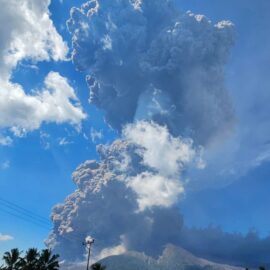 Así fue la erupción del volcán Lewotobi Laki-Laki en Indonesia: la mayor desde 2023