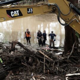 Devastadoras inundaciones en Texas, EE.UU, dejan más de 100 personas muertas