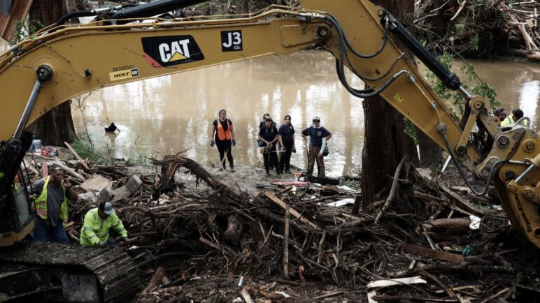 Devastadoras inundaciones en Texas, EE.UU, dejan más de 100 personas muertas
