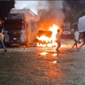 Seis vehículos incinerados y un conductor herido por arma de fuego en la vía a Buenaventura