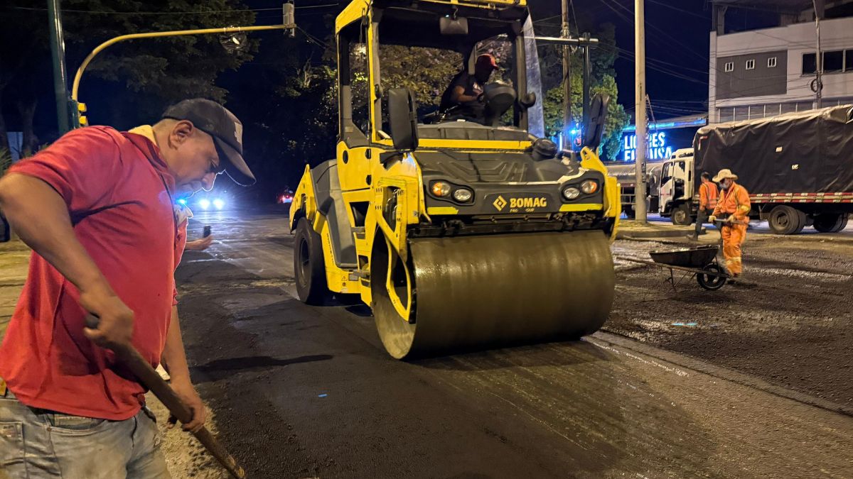 Avanza pavimentación en la carrera 66 con calle 14: nueva capa de asfalto quedará lista este jueves
