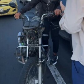 Insólito: Hombre fue sorprendido usando una botella de gaseosa como tanque de gasolina