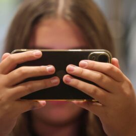 Atención papás: ¿Es 'letal' el uso de celulares en niños menores de 13 años?