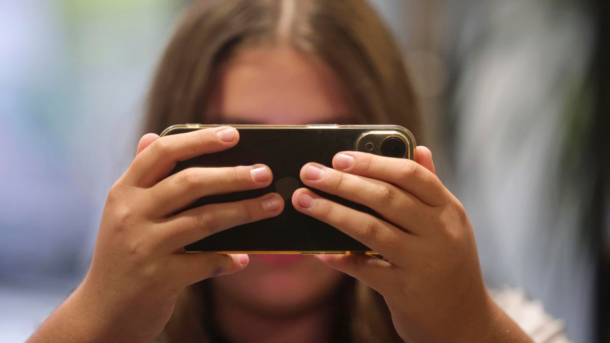 Atención papás: ¿Es 'letal' el uso de celulares en niños menores de 13 años?