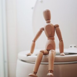 ¡Téngalo en cuenta! Estos son los beneficios de orinar sentados para los hombres