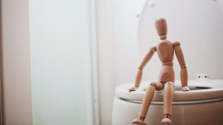 ¡Téngalo en cuenta! Estos son los beneficios de orinar sentados para los hombres