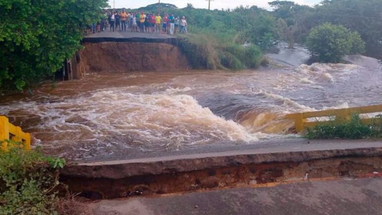 Colapsa puente tras fuertes lluvias en Apure, suroeste de Venezuela