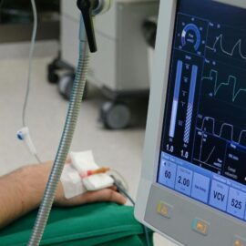 Famoso actor tuvo que ser hospitalizado mientras rodaba película ¿es grave?